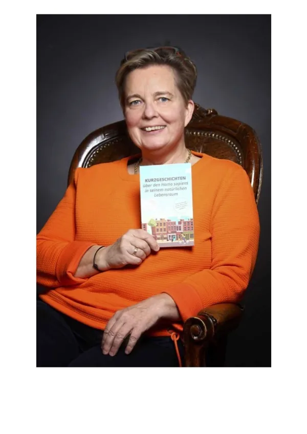 Antje Langbehn hält ihr Buch mit Kurzgeschichten in der Hand